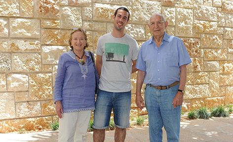 שולה‭ ‬ואריק‭ ‬צדר‭ ‬עם‭ ‬הסטודנט‭ "‬שלהם‭", ‬עמי‭ ‬אייזן